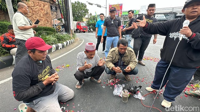 Puluhan Warga Gelar Aksi Tabur Bunga Dan Menghentikan Bus Untuk Menyampaikan Aksi Protes Terhadap Awak Bus