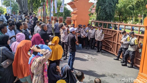 Puluhan warga mendemonstrasi Polda NTB buntut penahanan sembilan warga akibat perusakan dan pembakaran gazebo di sempadan Pantai Selong Belanak, Lombok Tengah, Kamis (1/8/2024). (Ahmad Viqi/detikBali)
