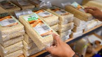 Mereka mampu memproduksi sorgum sebanyak 300 kilogram per bulan di atas lahan 3 hektare dan diolah menjadi beras, dan tepung serta menjadi alternatif pangan pengganti beras.  