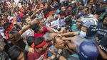 Ramai-ramai Warga Bangladesh Kenang Korban Tewas Protes Kuota PNS