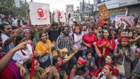 Para warga menggelar pawai untuk mengenang para korban bentrokan mematikan di Dhaka, Bangladesh, Selasa (30/7/2024).