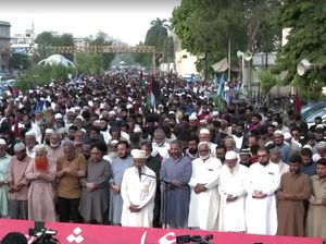 Ratusan Orang di Pakistan Gelar Salat Jenazah untuk Ismail Haniyeh