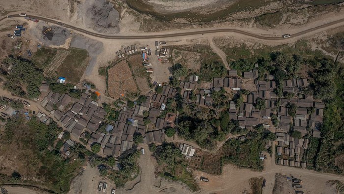 Rencana relokasi warga terdampak proyek Bendungan Jragung Seorang pekerja proyek melintas di samping papan info lokasi Dusun Kedungglatik yang akan ditenggelamkan untuk proyek strategis nasional (PSN) Bendungan Jragung di Dusun Kedungglatik, Desa Candirejo, Kecamatan Pringapus, Kabupaten Semarang, Jawa Tengah, Rabu (31/7/2024). Kementerian PUPR menghibahkan lahan seluas 18,6 hektare kepada Pemkab Semarang untuk relokasi dan bantuan 82 unit panel rumah anti gempa kepada 117 kepala keluarga Dusun Kedungglatik terdampak proyek tersebut yang juga telah menerima uang ganti rugi senilai total Rp31,978 miliar. ANTARA FOTO/Aji Styawan/aww.