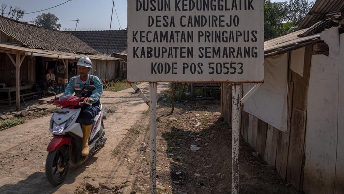 Rencana relokasi warga terdampak proyek Bendungan Jragung Seorang pekerja proyek melintas di samping papan info lokasi Dusun Kedungglatik yang akan ditenggelamkan untuk proyek strategis nasional (PSN) Bendungan Jragung di Dusun Kedungglatik, Desa Candirejo, Kecamatan Pringapus, Kabupaten Semarang, Jawa Tengah, Rabu (31/7/2024). Kementerian PUPR menghibahkan lahan seluas 18,6 hektare kepada Pemkab Semarang untuk relokasi dan bantuan 82 unit panel rumah anti gempa kepada 117 kepala keluarga Dusun Kedungglatik terdampak proyek tersebut yang juga telah menerima uang ganti rugi senilai total Rp31,978 miliar. ANTARA FOTO/Aji Styawan/aww.