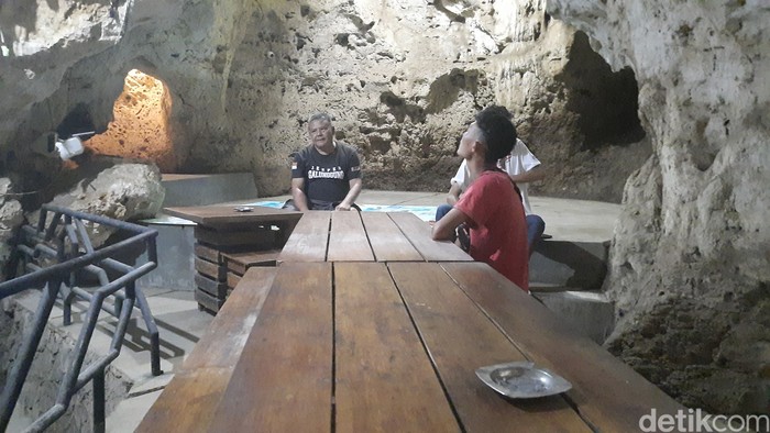 Rumah makan di dalam Gua Pompok Landak di Kecamatan Cikatomas, Kabupaten Tasikmalaya.