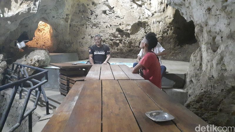Rumah makan di dalam Gua Pompok Landak di Kecamatan Cikatomas, Kabupaten Tasikmalaya.