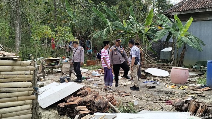 Rumah perajin bambu di Sampang, Nenek Mughimah yang ambruk.