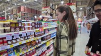 Kemudian, Aaliyah tampak begitu kegirangan ketika melewati rak cokelat. Ia pun membeli meses warna-warni yang menjadi kesukaannya. Foto: YouTube Thariq Halilintar