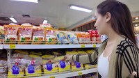 Tak hanya camilan saja, mantan girlband cilik ini juga memberi kerupuk mentah untuk digoreng sendiri di rumah. Foto: YouTube Thariq Halilintar
