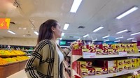 Terlihat, putri dari Reza Artamevia ini berbelanja biskuit Choco Pie yang menjadi favoritnya. Bahkan ia sampai beli banyak untuk stok. Foto: YouTube Thariq Halilintar