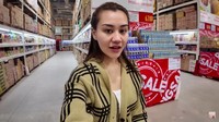 Dimulai dari Aaliyah Massaid yang membawa troli untuk menaruh belanjaan. Ia ingin mengisi kulkas dengan stok makanan di rumahnya. Foto: YouTube Thariq Halilintar