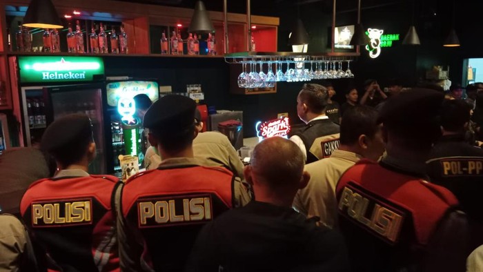 Satnarkoba Polresta Bogor Kota bersama TNI dan Satpol PP menggelar razia di sejumlah tempat hiburan malam (THM) di Kota Bogor. (dok. ist)