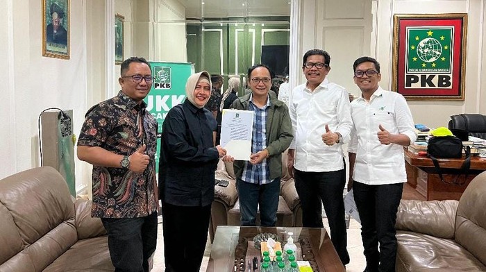 Sekjen DPP PKB Hasanuddin Wahid menyerahkan rekomendasi ke Indira Jusuf Ismail di Kantor DPP PKB.