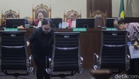 Hakim mendalami keterangan Santi dan menanyakan apakah Gazalba yang datang langsung untuk menukarkan valas itu namun menggunakan KTP Ikhsan. Santi membenarkannya. Hakim anggota Sukartono lalu mendalami saksi Budiman terkait transaksi yang dilakukan Gazalba menggunakan KTP Ikhsan pada 2021. Budiman membenarkan adanya lima kali transaksi mencapai Rp 747 juta pada 2021.