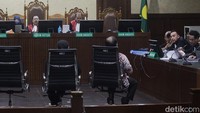 Jaksa KPK memerinci transaksi yang dilakukan Gazalba menggunakan KTP Ikhsan pada 2022 juga sebanyak lima kali. Transaksi itu mencapai Rp 5,8 miliar. Transaksi itu terjadi pada 3 Februari 2022, total penukarannya sekitar Rp 1.005.340.000, lalu 4 Februari 2022 total penukarannya sekitar Rp 1 miliar. Kemudian, 10 Februari 2022 sekitar Rp 1,2 miliar serta dua kali transaksi pada 17 Februari 2022 penukarannya sekitar Rp 2,1 miliar. Gazalba didakwa menerima gratifikasi dan melakukan tindak pidana pencucian uang. Gazalba didakwa menerima gratifikasi secara bersama-sama senilai Rp 650 juta.