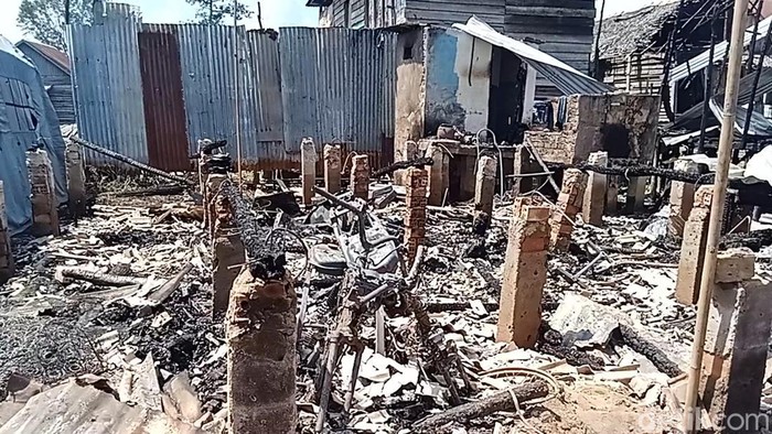 Sisa rumah Heri yang hangus terbakar di Ogan Ilir. Total ada 28 rumah yang terbakar.