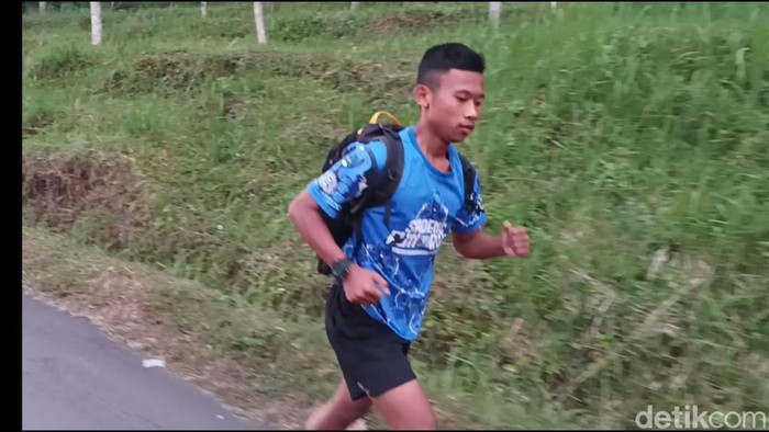 Siswa di Jember harus berlari sejauh 5 kilometer untuk menuju sekolah