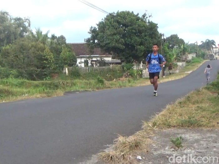 Siswa di Jember harus berlari sejauh 5 kilometer untuk menuju sekolah