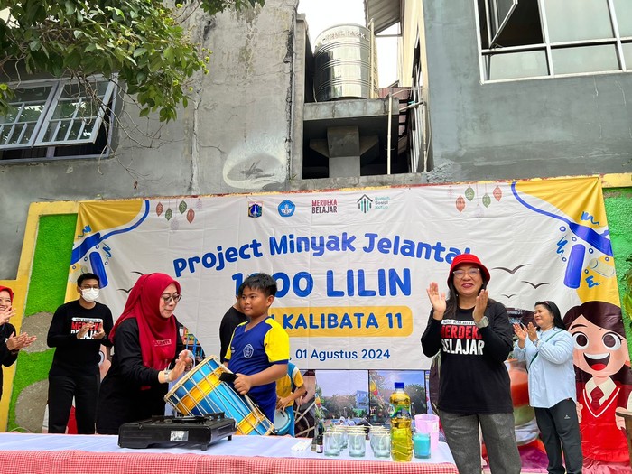 Siswa-siswa SDN Kalibata 11 membuat lilin dari minyak jelantah Siswa-siswa SDN Kalibata 11 membuat lilin dari minyak jelantah