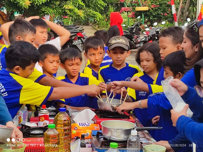 Siswa-siswa SDN Kalibata 11 membuat lilin dari minyak jelantah Siswa-siswa SDN Kalibata 11 membuat lilin dari minyak jelantah