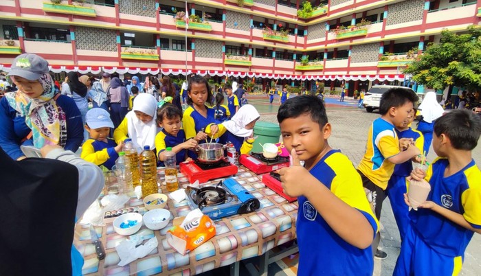 Siswa-siswa SDN Kalibata 11 membuat lilin dari minyak jelantah Siswa-siswa SDN Kalibata 11 membuat lilin dari minyak jelantah