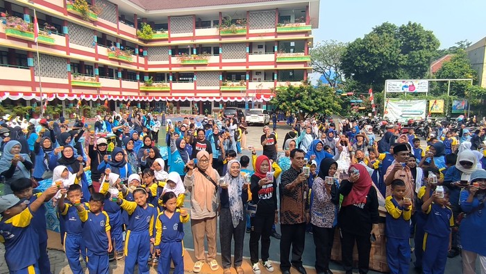Siswa-siswa SDN Kalibata 11 membuat lilin dari minyak jelantah Siswa-siswa SDN Kalibata 11 membuat lilin dari minyak jelantah