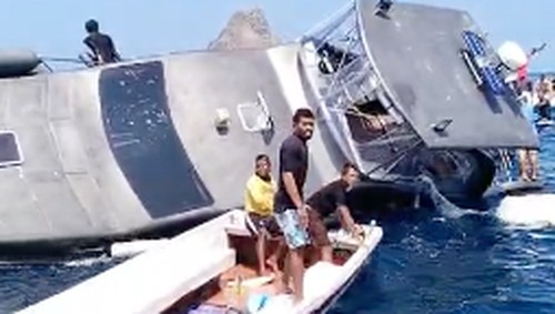 Speedboat atau kapal cepat terbalik saat menuju Pulau Komodo, NTT, Kamis (1/8/2024).
