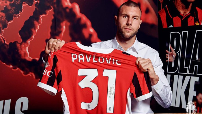 Transfer Strahinja Pavlovic diumumkan AC Milan, Kamis (1/8/2024) dini hari WIB. Bek 23 tahun itu didatangkan dari klub Austria, Red Bull Salzburg.