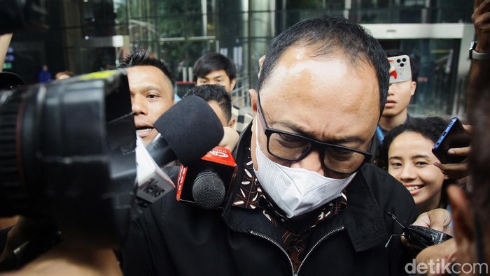 Suami Wali Kota Semarang Kembali Diperiksa KPK Suami Wali Kota Semarang Hevearita Rahayu, Alwin Basri berjalan meninggalkan kerumunan jurnalis usai menjalani pemeriksaan sebagai saksi di Gedung Merah Putih KPK, Jakarta, Kamis (1/8/2024). KPK memeriksa Alwin sebagai saksi atas dugaan korupsi di lingkungan Pemkot Semarang.