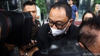 Alwin Basri keluar gedung KPK usai menjalani pemeriksaan dari pukul 09.12 WIB-12.46 WIB. Dia diperiksa dalam kasus dugaan korupsi Pemkot Semarang.