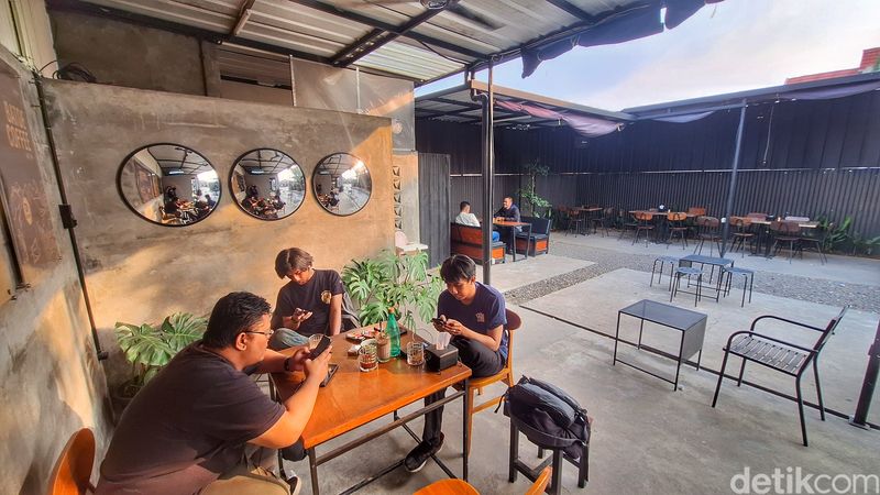 Suasana Batoe Coffee.
