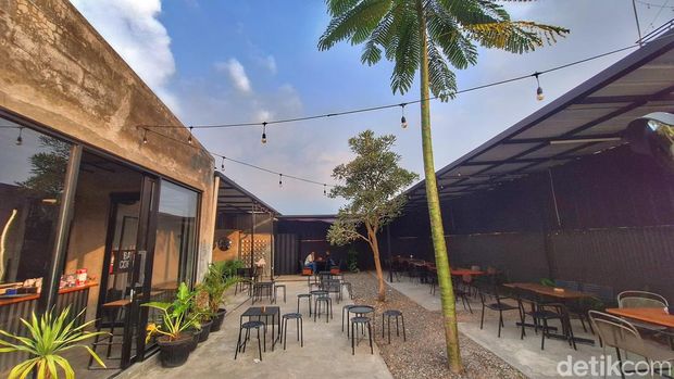 Suasana Batoe Coffee.