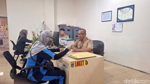 Suasana pembayaran PBB pada salah satu loket di BKD Mataram, NTB, Kamis (1/8/2024). (Nathea Citra/detikBali)
