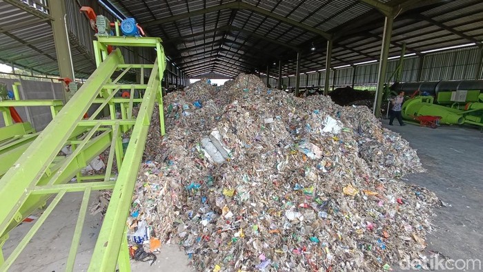 Suasana pengolahan sampah di TPST Sendangsari, Minggir, Sleman, Kamis (1/8/2024).