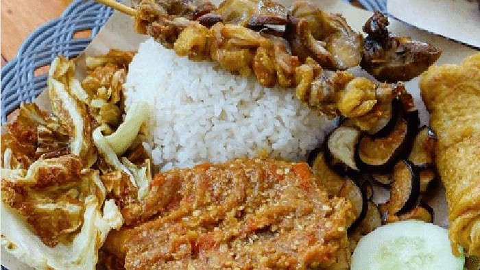 Suka Banget Ayam Gepuk Indonesia, Wanita Ini Buatkan Puisi Cinta