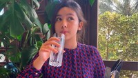 Aquene seperti remaja lain yang suka nongkrong sambil makan enak. Kali ini ia ditemani seloyang pizza dan kentang goreng. Foto: Instagram djorghisultan/aqueneazizdjorghi