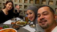 Menyantap makanan Korea bersama orang tuanya, terlihat Aquene sudah tak sabar nih! Di depannya juga sudah tersedia aneka banchan. Foto: Instagram djorghisultan/aqueneazizdjorghi