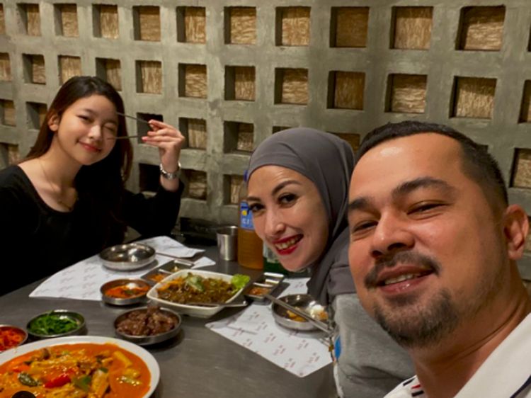 Sultan Djorghi dan Putrinya, Aquene Aziz Kompak Kulineran