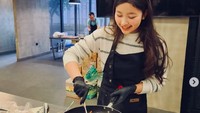 Saat di Korea Selatan, Aquene pernah membagikan momen masak untuk dibagikan ke mereka yang membutuhkan. Ia seperti memasak tumis soun kala itu. Foto: Instagram djorghisultan/aqueneazizdjorghi