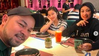 Di Instagram sering terlihat momen kompak mereka kulineran. Salah satunya ketika menyambangi restoran Thailand. Mereka berfoto sebelum menu datang. Foto: Instagram djorghisultan/aqueneazizdjorghi