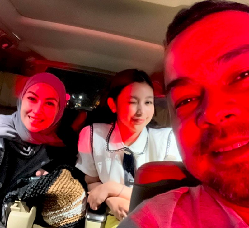 Sultan Djorghi dan Putrinya, Aquene Aziz Kompak Kulineran