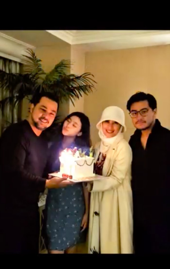 Sultan Djorghi dan Putrinya, Aquene Aziz Kompak Kulineran Sultan Djorghi dan Putrinya, Aquene Aziz Kompak Kulineran