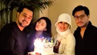 Begini potret kompak keluarga Sultan Djorghi. Mereka berkumpul dalam rangka ulang tahun Sultan Djorghi yang diberi kejutan kue ulang tahun! Foto: Instagram djorghisultan/aqueneazizdjorghi