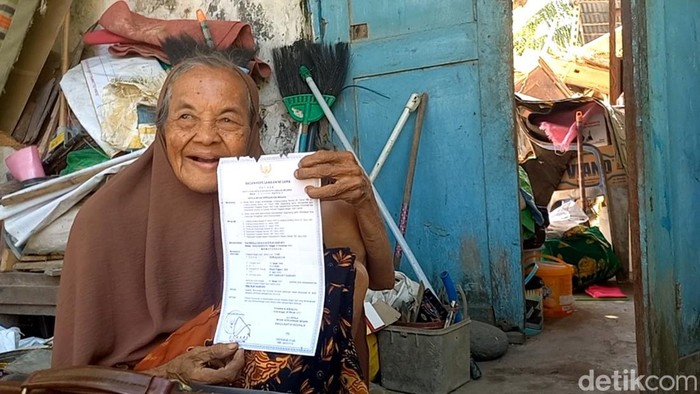 Supradani, pensiunan guru yang gajinya terpotong habis untuk bayar utang orang lain hingga rumahnya nyaris rata tanah.