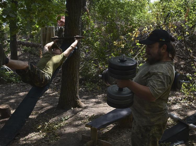 Tentara Garis Depan Ukraina Perkuat Tubuh dengan Alat Seadanya