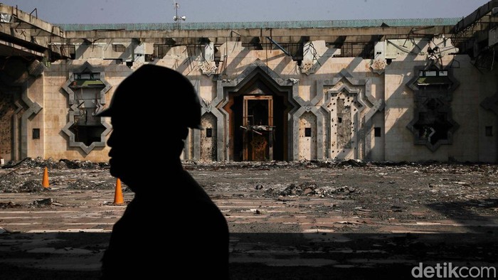 Terbakar 2 Tahun Lalu, Masjid Jakarta Islamic Center Belum Diperbaiki Masjid Jakarta Islamic Center (JIC) terbakar pada Rabu (19/10/2022). Namun hingga kini masjid tersebut belum juga diperbaiki.