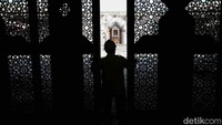 Namun hingga kini bangunan masjid tersebut belum juga diperbaiki. 