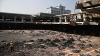 Terlihat suasana di dalam masjid tampak berantakan usai kebakaran pada 2022 lalu. 