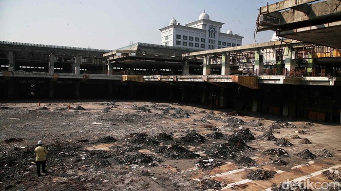 Terbakar 2 Tahun Lalu, Masjid Jakarta Islamic Center Belum Diperbaiki Masjid Jakarta Islamic Center (JIC) terbakar pada Rabu (19/10/2022). Namun hingga kini masjid tersebut belum juga diperbaiki.