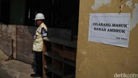 Warga pun dilarang masuk ke area masjid karena berbahaya dan rawan ambruk. 
